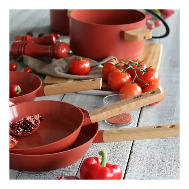 ECTOR Poêle Revêtue Céramique Paprika Induction Manche Bois D28 4 ECTOR Poêle Revêtue Céramique Paprika Induction Manche Bois D28 – Image 4