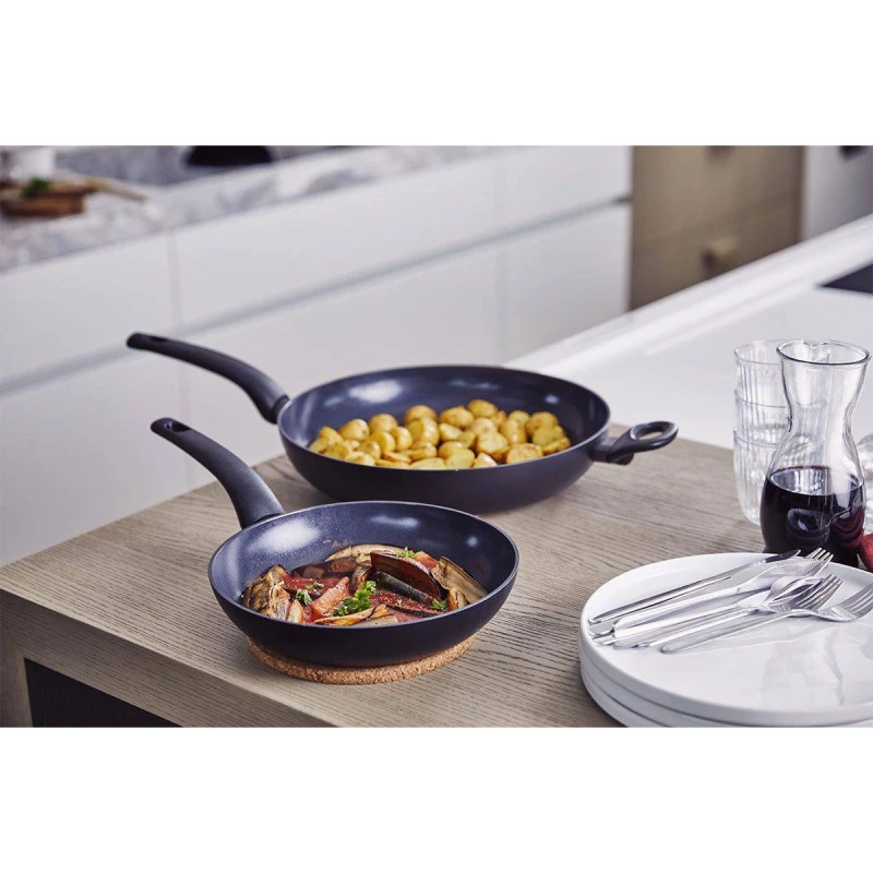 KURO Poêle En Fonte D'Aluminium Revêtement Céramique Anti-adhérent BEKA D32 Cm 5 KURO Poêle En Fonte D'Aluminium Revêtement Céramique Anti-adhérent BEKA D32 Cm – Image 5